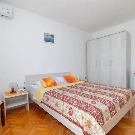 Nikola's Spacious Apartment *