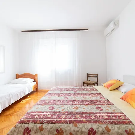 Nikola's Spacious Apartment