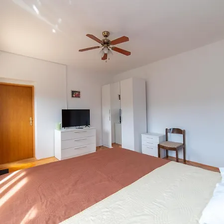 Nikola's Spacious Apartment Božava