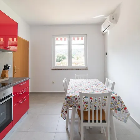 Nikola's Spacious Apartment Božava